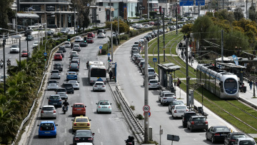 Καραμπόλα 4 οχημάτων στην Ποσειδώνος - Μποτιλιάρισμα σε Παραλιακή, Κηφισό και Αττική Οδό, δείτε βίντεο