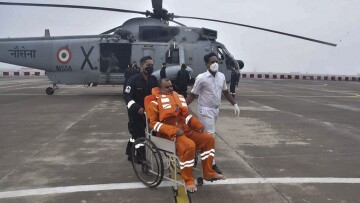 Ινδία: 77 άνθρωποι εξακολουθούν να αγνοούνται μετά το ναυάγιο λόγω του ισχυρού κυκλώνα