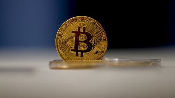 Υπό κατάρρευση η αγορά κρυπτονομισμάτων: «Παλεύει» πάνω από τα 30.000 ευρώ το Bitcoin