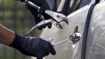 Ερυθρές: Διέρρηξε Ι.Χ., έκλεψε κάρτες και έκανε ψώνια και αναλήψεις