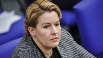 Γερμανία: Παραιτήθηκε η υπουργός Οικογενειακών Υποθέσεων λόγω υποψίας για λογοκλοπή της διατριβής της