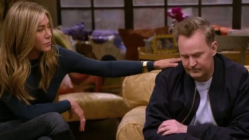 Τα «Φιλαράκια» επιστρέφουν: Ο «Τσάντλερ» σε άθλια κατάσταση - Και όμως... μπορεί να κλάψει!