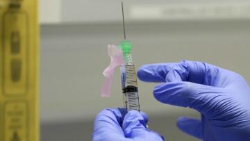 Κορωνοϊός: Γυναίκα με υποκείμενο νόσημα, το πρώτο περιστατικό περικαρδίτιδας στην Ελλάδα που συνδέεται χρονικά με τον εμβολιασμό