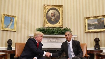 Ο Μπαράκ Ομπάμα λέει «γαλλικά» για τον Τραμπ: «Ρατσιστής, σεξιστικό γουρούνι, διεφθαρμένος μ...ας»