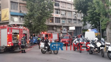 Θεσσαλονίκη: Πυρκαγιά σε διαμέρισμα - Απεγκλωβίστηκαν πέντε άτομα (βίντεο)