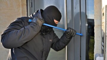 Κοζάνη: Με κυάλια παρακολουθούσαν σπίτι πριν το διαρρήξουν!