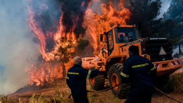 Φωτιά στο Σχίνο: Εκκενώθηκαν και άλλοι οικισμοί στα Μέγαρα