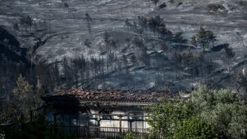 Γεράνεια Όρη: Το μεγάλο στοίχημα που κέρδισαν τη νύχτα στην μάχη με τις φλόγες οι πυροσβέστες
