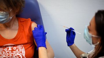 Τσεχία: Άνοιξε το πρώτο drive-in εμβολιαστικό κέντρο 