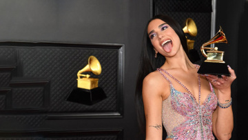 Dua Lipa: Οργή της ποπ σταρ για ολοσέλιδη διαφήμιση στους NY Times που την κατηγορεί για αντισημιτισμό