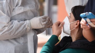 Τι γίνεται με την δεύτερη δόση αν νοσήσω αφού εμβολιαστώ - Τι ισχύει με το πιστοποιητικό νόσησης