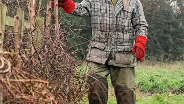 Aγνώριστος o πρίγκιπας Κάρολος: Φυτεύει στο Σάντριγχαμ και στήνει φράχτες φορώντας παλιά ρούχα 