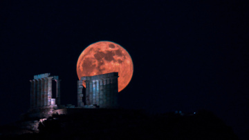 Φωτογραφίες: Η μαγευτική υπερπανσέληνος φωτίζει τον Αττικό ουρανό 