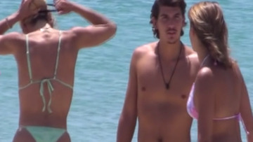 Μύκονος: Λιόλιου - Κώνστα «πλακώνονται» στην παραλία και ο Γαλακτερός... απολαμβάνει