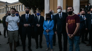 Ζάππειο Μέγαρο: Η απρόσμενη συνάντηση Σακελλαροπούλου, Μητσοτάκη, Σασόλι με Ιταλούς φοιτητές