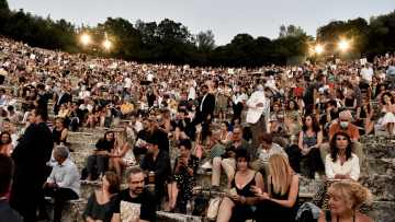 Lockdown: Ανοίγουν σήμερα τα θέατρα σε υπαίθριους χώρους - Αποφάσεις για γυμναστήρια και δεξιώσεις