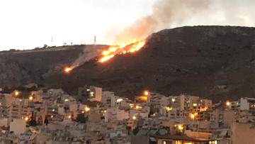 Φωτιά στο Σχιστό - Δεν απειλούνται σπίτια