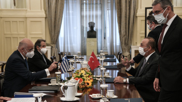 Ο Δένδιας και οι δύο διπλωμάτες που ανέλαβαν τις δύσκολες συζητήσεις με τους Τούρκους