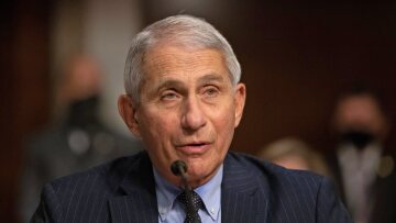 Κορωνοϊός - Φάουτσι: «Σαρώνει τον κόσμο» η μετάλλαξη Όμικρον - Τα ταξίδια αυξάνουν τον κίνδυνο