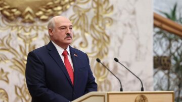 Λευκορωσία: Ο Λουκασένκο κλείνει τα σύνορα με την Ουκρανία καθώς «διοχετεύονται τεράστιες ποσότητες όπλων»