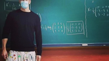 Δάσκαλοι στην Ισπανία φοράνε φούστες για να στείλουν μήνυμα ενάντια στην ομοφοβία