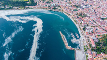 Τουρκία: Περίεργη «γλίτσα» απειλεί τη θάλασσα του Μαρμαρά