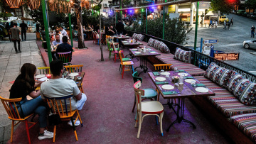 Κορωνοϊός: «Κλειδί» οι νέοι για την οικοδόμηση τείχους ανοσίας - Έκκληση στους κάτω των 40 να εμβολιαστούν