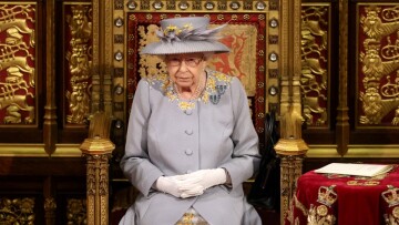 Ελισάβετ: Σάλος με την απόφαση φοιτητών της Οξφόρδης να κατεβάσουν πορτραίτο της από κοινόχρηστο χώρο