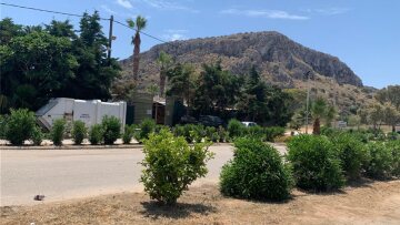 Επίθεση Πακιστανών σε λουόμενη: «Γελούσαν και χειροκροτούσαν γύρω της!», λέει ο σύζυγος της 25χρονης