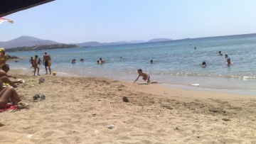 Κορωπί: Τρόμος για γυναίκα στην παραλία της Αγίας Μαρίνας - Την βιντεοσκοπούσαν και επιχείρησαν να την ξεγυμνώσουν