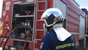 Φωτιά σε αυτοκίνητο στο κέντρο της Αθήνας, καθυστερήσεις στην κυκλοφορία