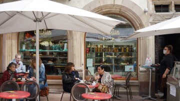 Κορωνοϊός: Εστιατόρια και καφέ ξανανοίγουν τους εσωτερικούς τους χώρους στη Γαλλία και το Βέλγιο