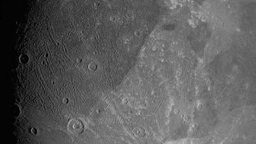 Σκάφος της NASA τράβηξε κοντινές φωτογραφίες του μεγάλου δορυφόρου Γανυμήδη του Δία 