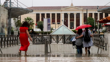 Καιρός: Έκτακτο δελτίο με καταιγίδες και χαλάζι στα ηπειρωτικά και στην Αττική - Νέοι χάρτες, βίντεο