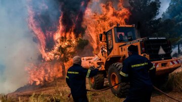 Υπό μερικό έλεγχο η μεγάλη φωτιά στην Πάτρα - Καίει δασική έκταση στην περιοχή Μοιραίικα