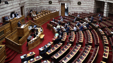 Το εργασιακό νομοσχέδιο σε 15 σημεία: Τι θα ισχύει για 8ωρο, ψηφιακή κάρτα, άδειες και απολύσεις - Live οι ομιλίες των αρχηγών