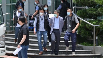 Χονγκ Κονγκ: Έφοδος εκατοντάδων αστυνομικών στην Apple Daily - Συλλήψεις και κατάσχεση υλικού