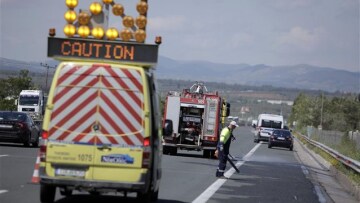 Ανατροπή νταλίκας στην Εθνική οδό Αθηνών Λαμίας – Τραυματίστηκε ο οδηγός