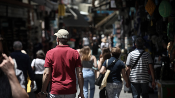 Χωρίς μάσκες σε εσωτερικούς χώρους οι εμβολιασμένοι τον Ιούλιο, δηλώνει μέλος της επιτροπής των λοιμωξιολόγων