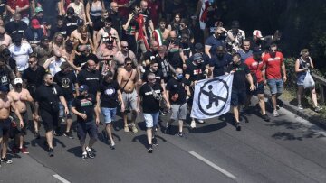 EURO 2020: Ούγγροι οπαδοί κατά της διαμαρτυρίας εναντίον του ρατσισμού!