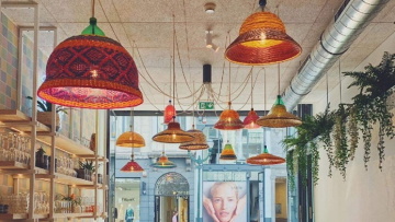 Σχεδιαστής δημιουργεί φωτιστικά από πλαστικά μπουκάλια και αναβιώνει χειροτεχνίες από κάθε γωνιά του κόσμου