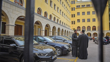 Επίθεση με βιτριόλι στη Μονή Πετράκη: Ο δικηγόρος του ιερέα δράστη περιγράφει το χρονικό του τρόμου