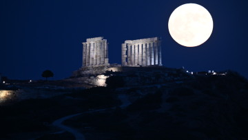 Η Πανσέληνος του Ιουνίου: Μαγικές οι εικόνες από τον Ναό του Ποσειδώνα