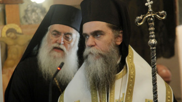 «Νομίζαμε πως μας ρίχνει αγιασμό» - Ο Μητροπολίτης Άρτης Καλλίνικος περιγράφει καρέ-καρέ την επίθεση με βιτριόλι