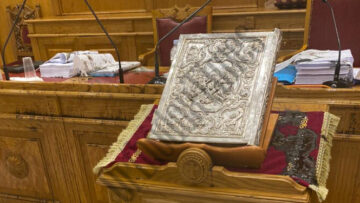 Επίθεση με βιτριόλι: Σοκαριστικές εικόνες από την αίθουσα που ο δράστης έριξε το καυστικό υγρό