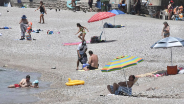 Καύσωνας: Ο καιρός έστειλε μικρούς και μεγάλους στις παραλίες - Δείτε φωτογραφίες