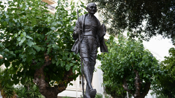 Ανδριάντα του Γκάντι απέκτησε η Αθήνα - Δείτε φωτογραφίες