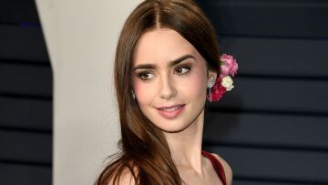 Emily in Paris: Η Λίλι Κόλινς βουτάει στον «μικροσκοπικό κόσμο» της Polly Pocket