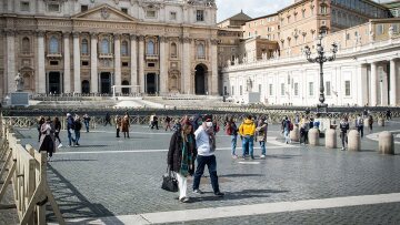 Ιταλία: Χωρίς μάσκες στους εξωτερικούς χώρους - Υποχρεωτική μόνο σε κλειστούς χώρους