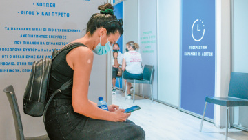 Μετάλλαξη Δέλτα: Πόσο κοντά είναι το τέταρτο κύμα - Οι νέοι κολλάνε ανεμβολίαστους και ηλικιωμένους